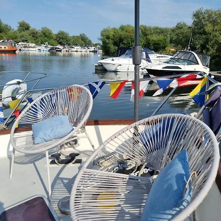 Traditional Boat Hotel Thorpe  ภายนอก รูปภาพ